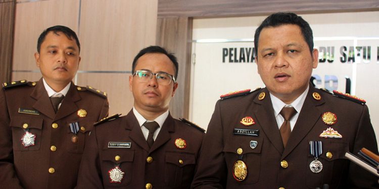 Abdillah (kanan) ketika masih jadi Kajari Indramayu.