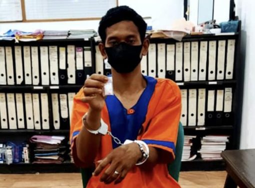 Tersangka Agus bersama barang bukti 1,30 gram sabu