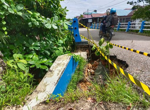 Longsor pada bagian tepi Jembatan Bengaris, dekat kantor Bupati Barut