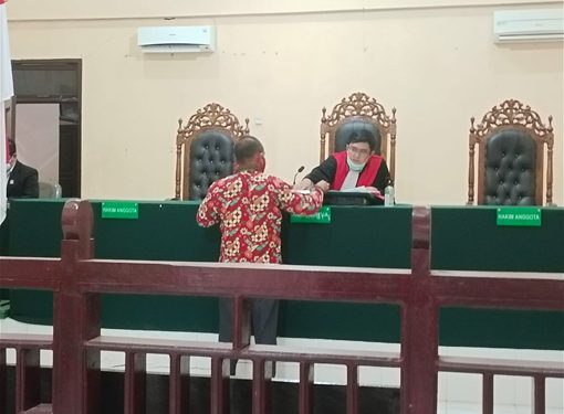 Hakim memeriksa berkas pada sidang gugatan  praperadilan kasus dugaan korupsi replanting