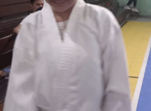 Dara cantik, Mika Taulina, membuka pundi perolehan medali emas karate kontingen Barut dari nomor Kumite Kelas 45 Kg