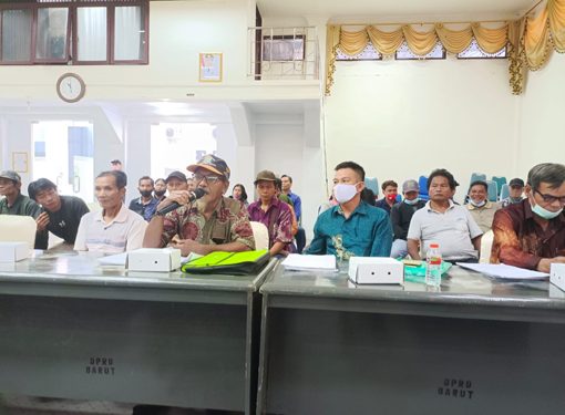 Seorang perwakilan warga Desa Hajak menyampaikan masalah dengan PT AGU kepada pimpinan DPRD Barito Utara, Senin (13/6/2022)