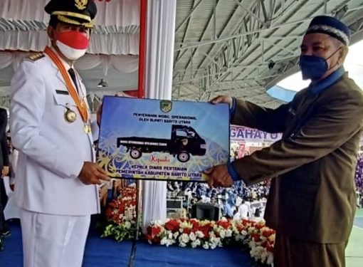 Penyerahan mobil operasional kepada Rumah Potong Heean Muara Teweh