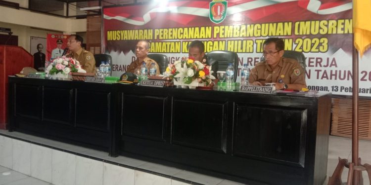 Ketua DPRD Kabupaten Katingan Marwan Susanto (dua dari kanan) ketika menghadiri kegiatan musrenbang di Kantor Kecamatan Katingan Hilir,  Senin (13/2/2023)