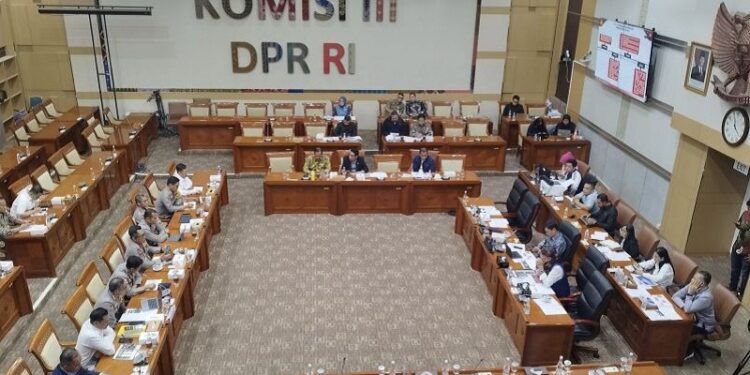 Suasana rapat Komisi III DPR dengan Kapolda Kalimantan Tengah, Irjen Djoko Poerwanto di Jakarta, terkait kasus oknum Polresta Palangka Raya, Brigadir AKS, yang menembak dan mencuri mobil.