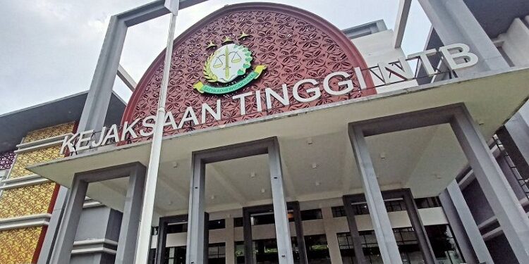 Kejaksaan Tinggi Nusa Tenggara Barat memburu Munawir Sazali, pengusaha asal Kalimantan Tengah, yang sudah jadi tersangka kasus korupsi kredit usaha rakyat (KUR) Bank Syariah Indonesia (BSI) Mataram senilai Rp8,5 miliar.
