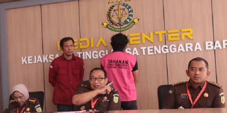 Kejaksaan Tinggi Nusa Tenggara Barat membeberkan penyerahan diri Munawir Sazali, pengusaha asal Kalimantan Tengah, yang terbelit kasus penyalahgunaan kredit usaha rakyat (KUR) PT Bank BSI di Mataram.