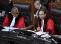 Ketua Mahkamah Konstitusi (MK) Suhartoyo (kanan) bersama Wakil Ketua MK Saldi Isra memimpin sidang pengucapan putusan perkara dilanjutkan atau tidak (dismissal) sengketa Pilkada 2024 di Gedung Mahkamah Konstitusi, Jakarta, Rabu (5/2/2025). Pada hari kedua sidang putusan dismissal, Mahkamah Konstitusi mengucapkan putusan dismissal untuk 152 dari 310 perkara perselisihan hasil Pilkada 2024. ANTARA FOTO/Hafidz Mubarak A/tom.
