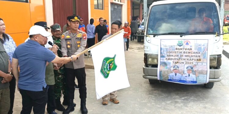 Bupati Kapuas H Muhammad Wiyatno melepas bantuan logistik banjir.