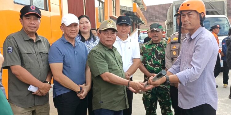 Bupati Kapuas, H Muhammad Wiyatno menyerahkan  bantuan perahu karet