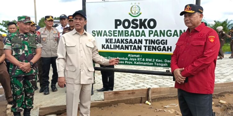 Mentan Andi Amran Sulaiman saat meninjau Posko Swasembada Pangan Kejati Kalteng.