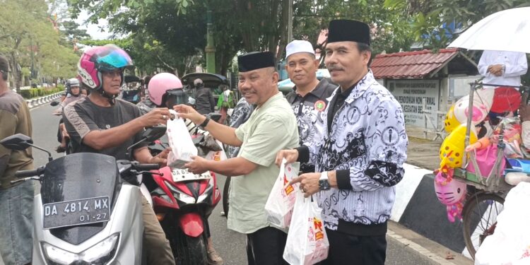 Kadisdik Kapuas Aswan dan Ketua PGRI Kapuas membagikan takjil