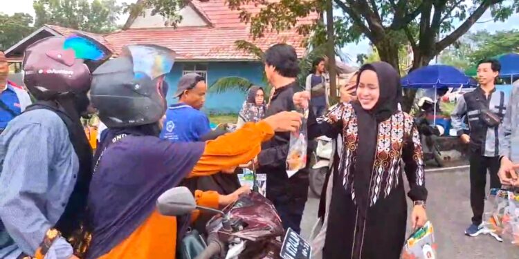 FOTO : Ketua PWI Kapuas, Sri Hayati saat membagikan takjil.