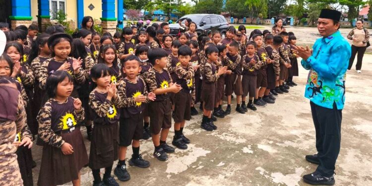 Kepala Disarpustaka Kapuas, H Suwarno Muriyat menerima kunjungan ratusan Pramuka Siaga dan Pembina pendamping Gugusdepan SD Katolik Santo Paulus Kuala Kapuas.