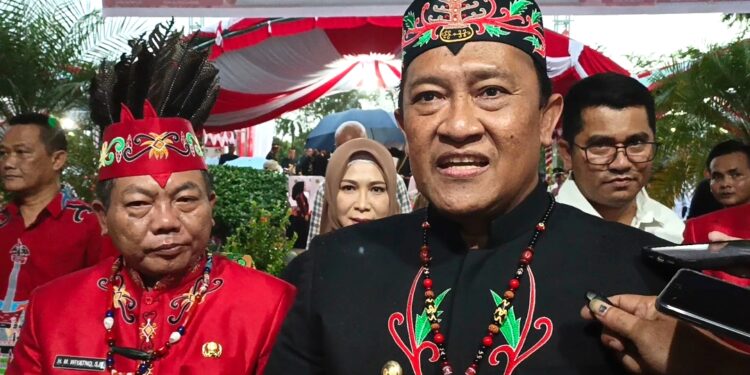 Wakil Gubernur Kalteng H Edy Pratowo bersama Bupati Kapuas H Muhammad Wiyatno.