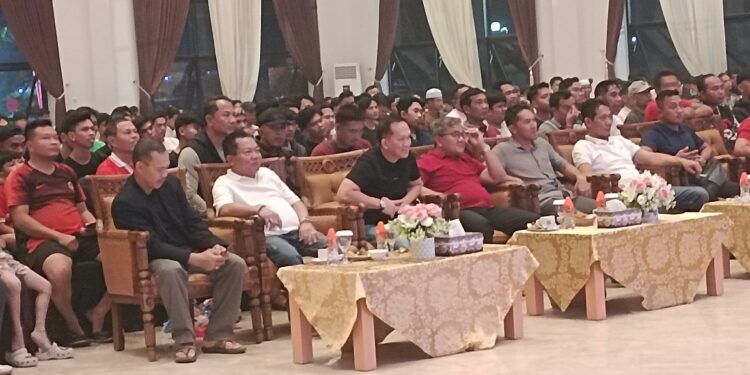 Nonton bareng laga Indonesia VS Bahrain di Hall Rujab Bupati Kapuas.