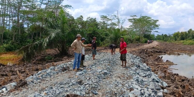 Penanganan ruas jalan di Desa Sei Kapar yang mengalami kerusakan.