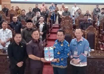 Bupati Kapuas H Muhammad Wiyatno menyerahkan raperda pemekaran wilayah kepada DPRD.