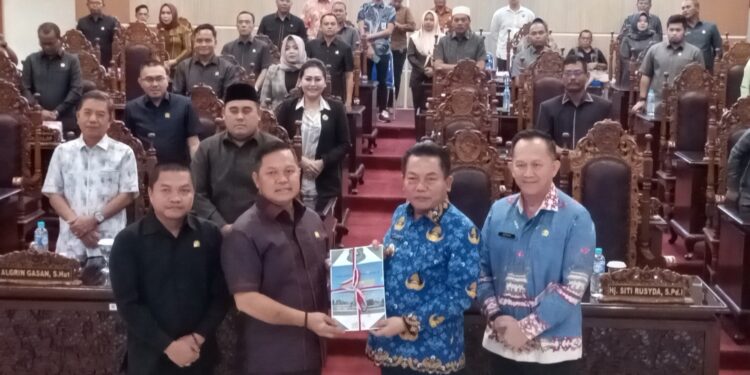 Bupati Kapuas H Muhammad Wiyatno menyerahkan raperda pemekaran wilayah kepada DPRD.
