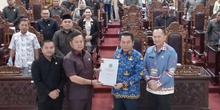 DPRD Kapuas menyerahkan rekomendasi terhadap LKPJ Kabupaten Kapuas 2024.