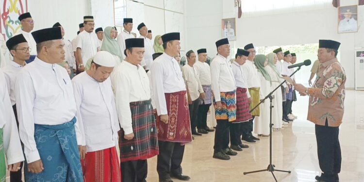 Bupati Kapuas H Muhammad Wiyatno melantik Pengurus Masjid Al-Mukarram dan PHBI Kapuas.