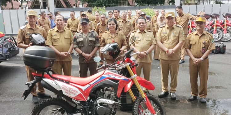 Bupati Kapuas H Muhammad Wiyatno menyerahkan kendaraan operasional Dalkarhutla.