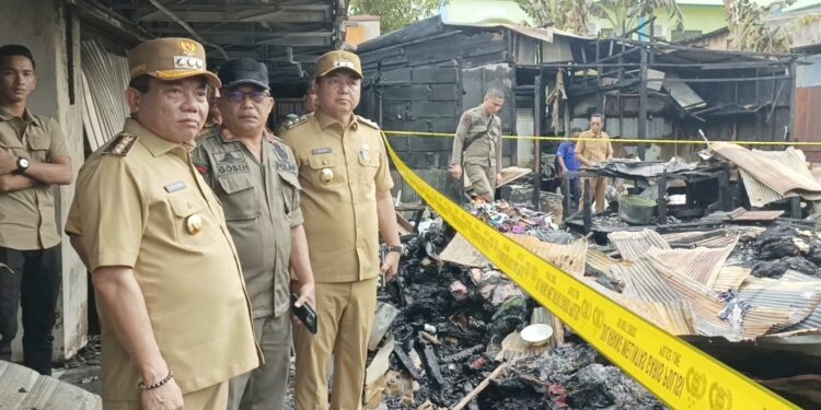 Bupati Kapuas H M Wiyatno dan Wabup Dodo meninjau lokasi kebakaran.