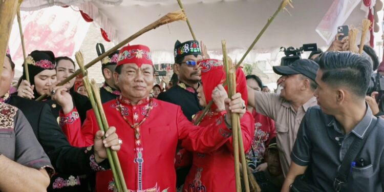 Bupati Kapuas H Muhammad Wiyatno mengikuti acara adat Laluhan.