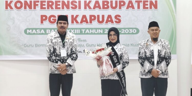 Ketua TP-PKK Kapuas Hj Siti Saniah Wiyatno dinobatkan sebagai Ibunda Guru Kabupaten Kapuas.