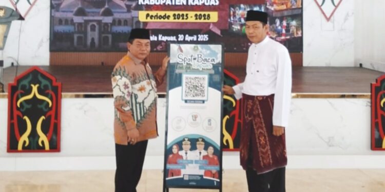 Bupati Kapuas H Muhammad Wiyatno menyerahkan Tugu Berkode Spot Baca Buku Digital.