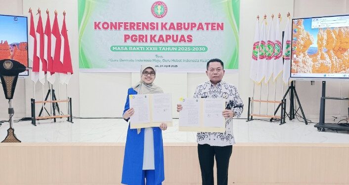 Bupati Kapuas H Muhammad Wiyatno bersama Rektor Universitas PGRI Kalimantan, Dina Huriaty.