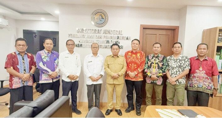 Bupati Kapuas H Muhammad Wiyatno saat bertemu dengan  Direktur Jenderal Pembangunan dan Pengembangan Kawasan Transmigrasi Dr Sigit Mustofa Nurudin, ST, MM.