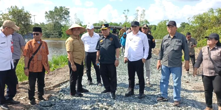 Bupati Kapuas H Muhammad Wiyatno bersama Wakil Bupati, Dodo meninjau rencana pembangunan jembatan dan jalan di Desa Terusan.