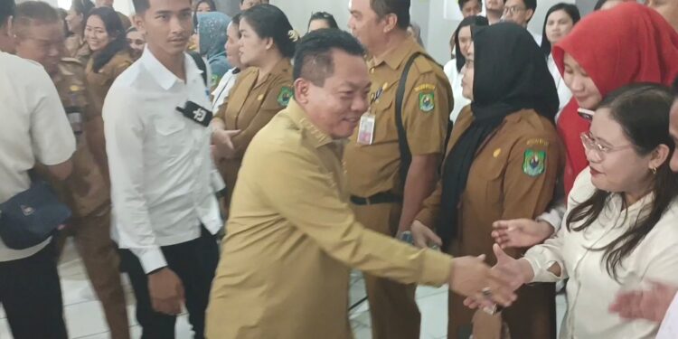 Bupati Kapuas H Muhammad Wiyatno saat Sidak ke Kantor Dinas PUPRPKPP Kapuas.