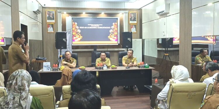 Bupati Kapuas H Muhammad Wiyatno saat melakukan pertemuan dengan jajaran RSUD Kapuas dan dokter.