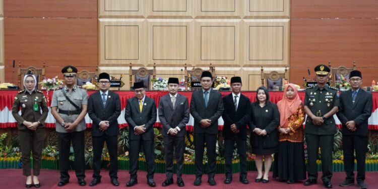 Ketua DPRD Kota Palangka Raya, Subandi, Pj Sekda Kota Palangka Raya, jajaran kepala perangkat daerah, serta unsur Forkopimda melakukan Foto Bersama.