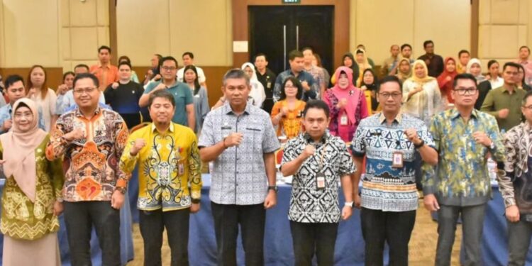 Penjabat (Pj) Wali Kota Palangka Raya, Akhmad Husain bersama jajaran pemko berfoto bersama.