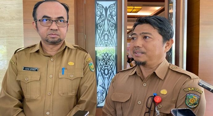 Asisten Perekonomian dan Pembangunan Setda Kota Palangka Raya, Luis Eveli (Kiri) didampingi Kepala Bappedalitbang, Dr. Fauzi Rahman. (Foto:Ist)