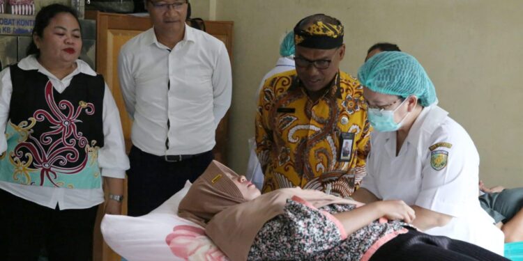 DISDALDUKKBP3APM Kota Palangka Raya menggelar Pelayanan KB dan Kesehatan Reproduksi Serentak di Pasar Tradisional Tangkiling