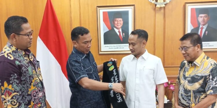 Wali Kota Palangka Raya, Fairid Naparin, resmi dikukuhkan sebagai Bapak Program Gerakan Orang Tua Asuh Cegah Stunting (Genting) oleh Menteri Kependudukan dan Pembangunan Keluarga/Kepala BKKBN RI, Wihaji.