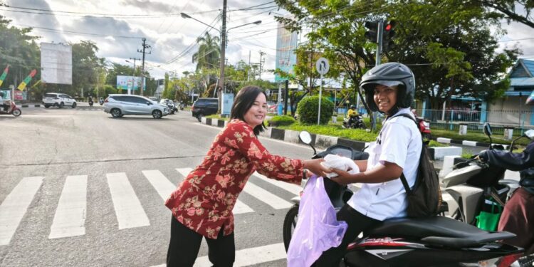 Anggota Dharma Wanita Persatuan (DWP) Perumdam Kota Palangka Raya membagikan 150 paket takjil gratis. (Foto: Ist)