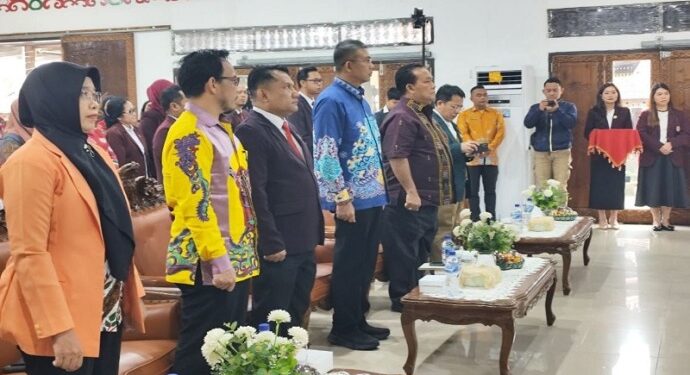 Pj Wali Kota Palangka Raya, Akhmad Husain saat menghadiri pelantikan Dewan Pengurus Daerah Persatuan Perawat Nasional Indonesia (PPNI) Kota Palangka Raya periode 2024-2029.