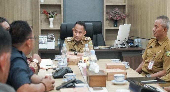 Wali Kota Palangka Raya, Fairid Naparin, menerima kunjungan kerja Komisi II DPRD Kabupaten Barito Timur di Mal Pelayanan Publik (MPP).