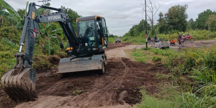 TRC memperbaiki jalan di Kawasan Jalan AMD, Petuk Katimpun.
