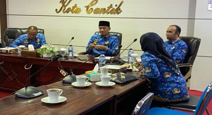 Pj Sekda Kota Palangka Raya, Arbert Tombak saat memimpin rapat
