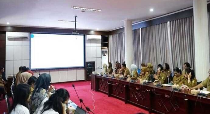 Suasana rapat pembahasan hasil evaluasi perencanaan dan penganggaran di sektor Pendidikan, Kesehatan, Pengentasan Kemiskinan, Prevalensi Stunting dan UMKM tahun 2025 pada Pemerintah Kota Palangka Raya, Senin (21/4/2025). (Foto : Prokom Palangka Raya)