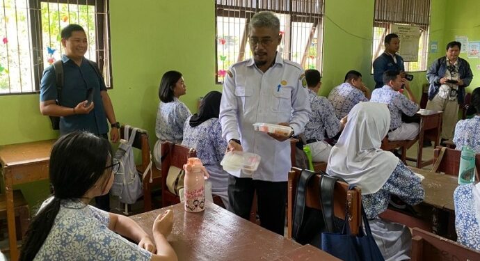 Kepala Dinas Pendidikan Kota Palangka Raya, Jayani.Memberikan Makan bergizi Gratis (MBG) (foto: Ist)