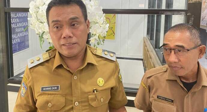 Wakil Wali Kota Palangka Raya, Achmad Zaini (kiri) didampingi Kepala DPKUKMP Kota Palangka Raya, Samsul Rizal Saat diwawancarai awak media.