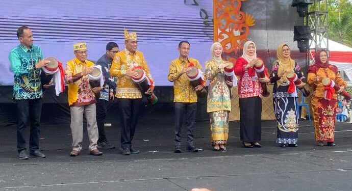 Wali Kota Palangka Raya, Fairid Naparin. Secara resmi membuka Festival Palangka Raya 2025 yang digelar mulai 24 – 26 April 2025
