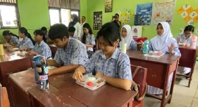 Suasana Makan Bergizi Gratis (MBG) di SMPN 3 Kota Palangka Raya.